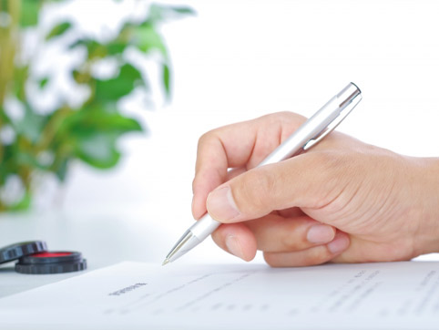 申し込み用紙に記入する様子