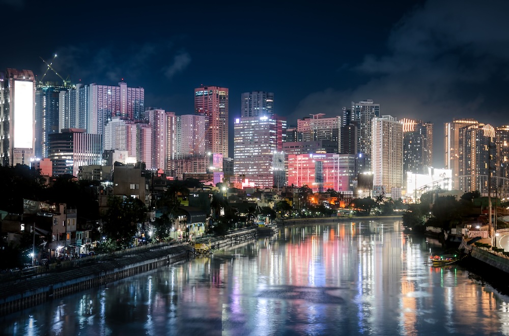 フィリピンのマニラ首都圏を流れるパシッグ川沿いの夜景の画像。