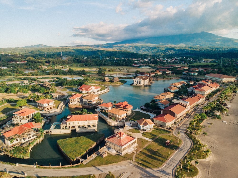 フィリピン・バターン州バガックにあるヘリテージリゾート「ラス・カサス・フィリピナス・デ・アクサール(Las Casas Filipinas de Acuzar)」の空からの景色の画像。
