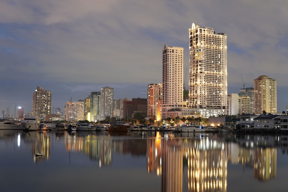 フィリピンのマニラ首都圏にあるマニラ湾（Manila Bay）の夕暮れの風景の画像。