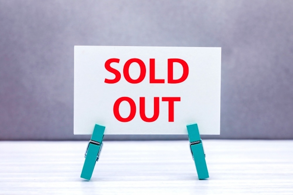 「SOLD OUT」と書かれた紙のクローズアップの画像。