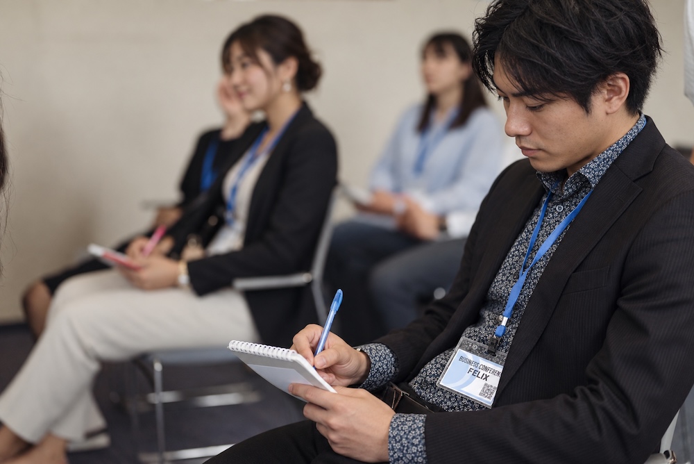 セミナーに参加している人々の画像。