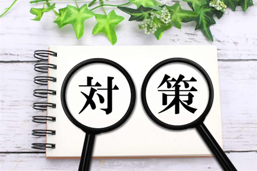 虫眼鏡が対策と書かれたスケッチブックを拡大している画像」。
